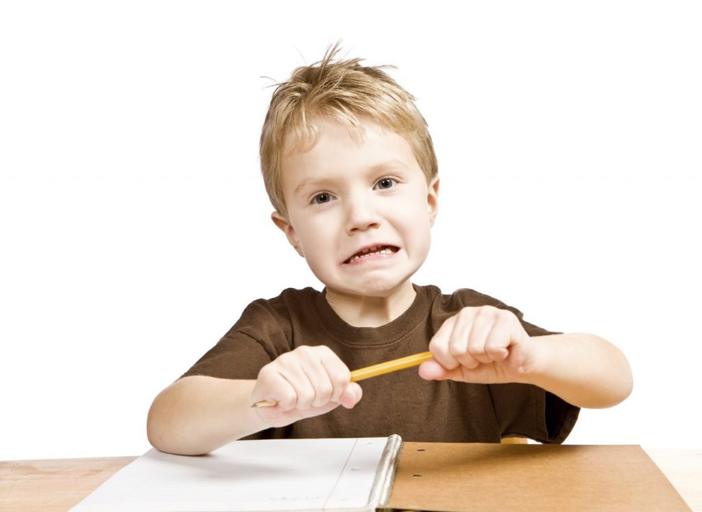 Bambino stressato spezza la matita